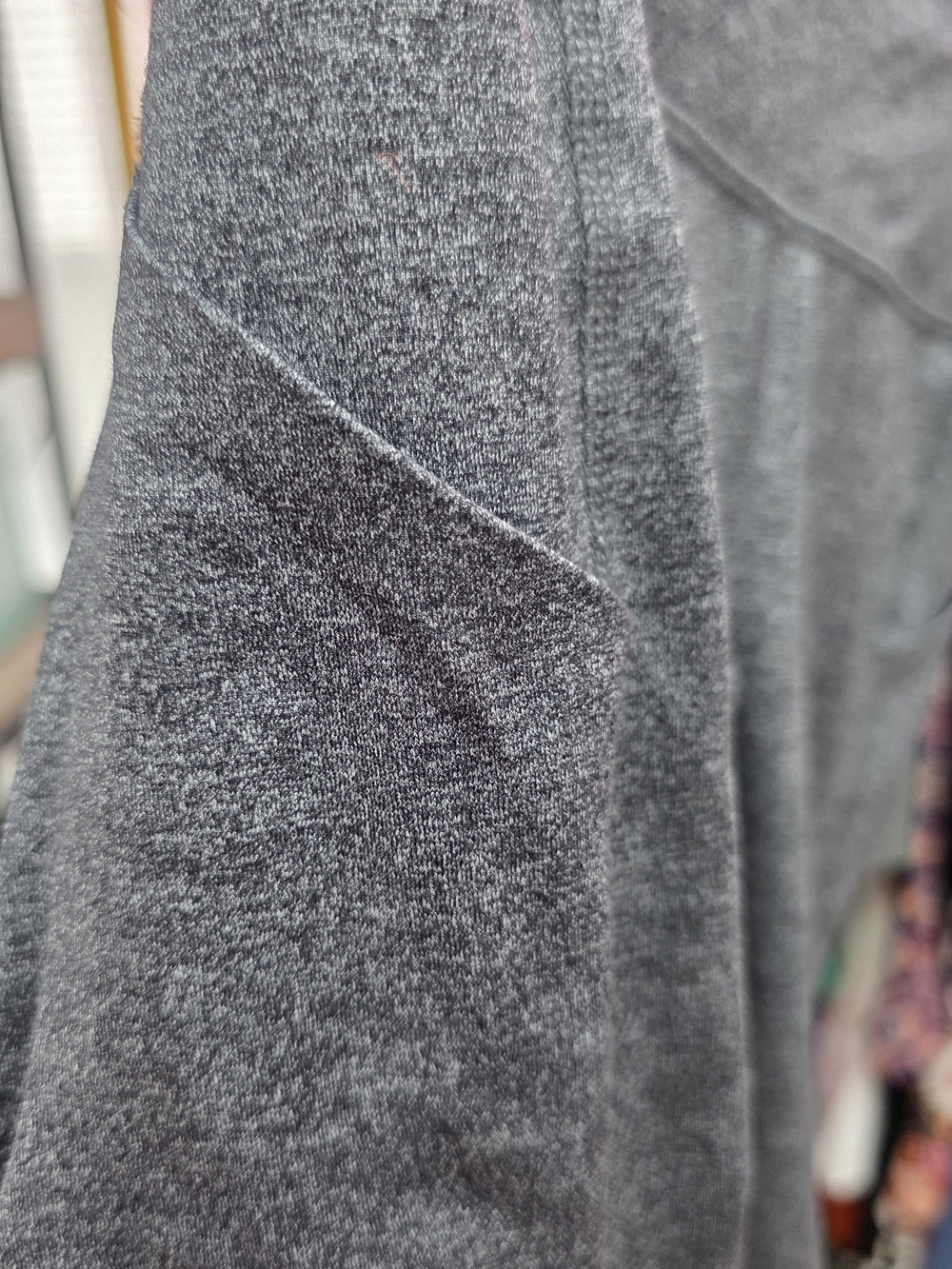 lululemon athletica Heather Gray Capri Leggings with Black Mesh Insets Sz 2 - Picture 5 of 10